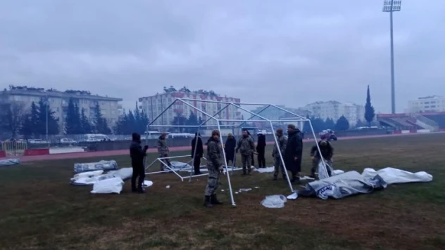 Mehmetçiklerimiz, depremzede vatandaşlarımız için çadır kurma faaliyetlerine aralıksız devam ediyor