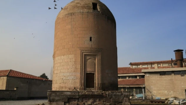 Melikgazi Belediyesi Sırçalı Kümbeti Restore edecek