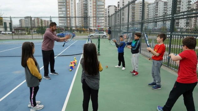 Melikgazi'nin Tenis Kursu Eğlendirici, Öğretici ve Keyifli