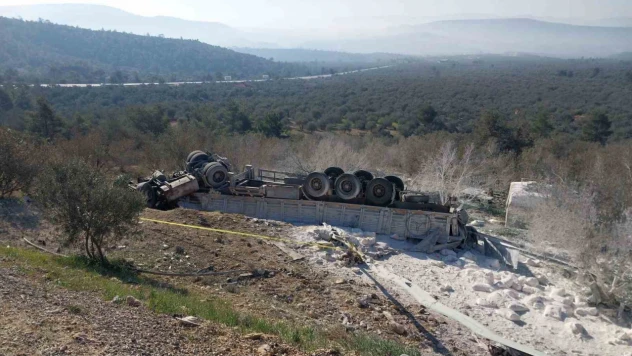 Mersin'de şarampole devrilen tırdaki 2 kişi öldü
