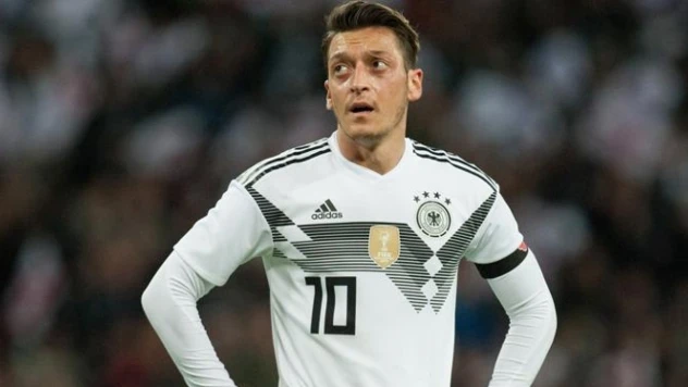 Mesut Özil Almanya'da eleştiri oklarının hedefinde