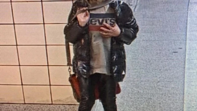 Metro istasyonunda bekleyen kadın raylara itildi