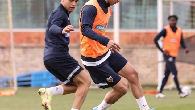 Milli futbolcuları döndü