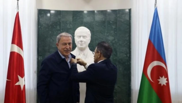 Milli Savunma Bakanı Akar'a Azerbaycan'dan madalya