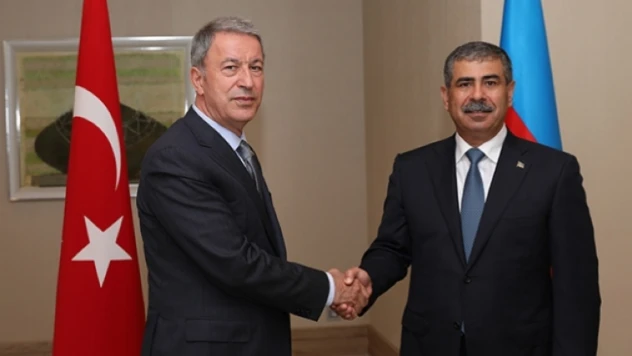 Milli Savunma Bakanı Akar, Azerbaycan Savunma Bakanı Hasanov ile görüştü