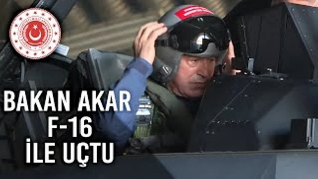 Milli Savunma Bakanı Akar, F-16 kokpitinde