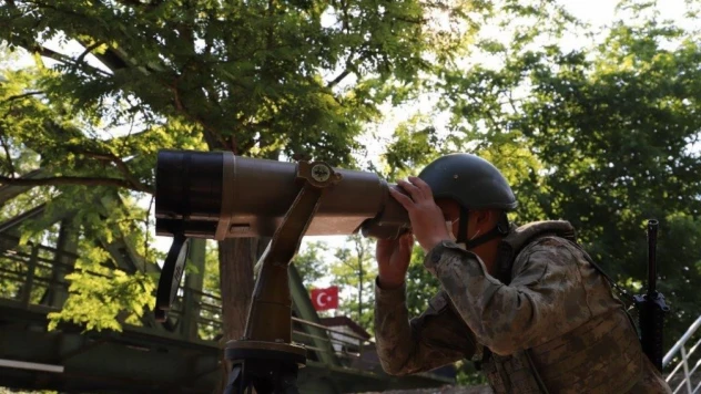 MSB: Ülkemizden Yunanistan'a ve İran'dan ülkemize yasa dışı yollarla geçmeye çalışan 8 kişi yakalandı