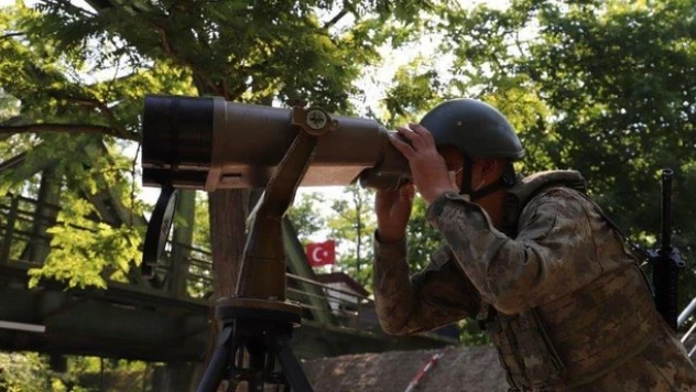 MSB: Hudut Kartallarımız, ülkemizden Yunanistan'a ve İran'dan ülkemize yasa dışı yollarla geçmeye çalışan 21 kişiyi yakaladı