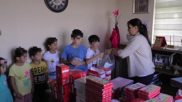 Muhtardan mahalledeki öğrenciye kırtasiye yardımı