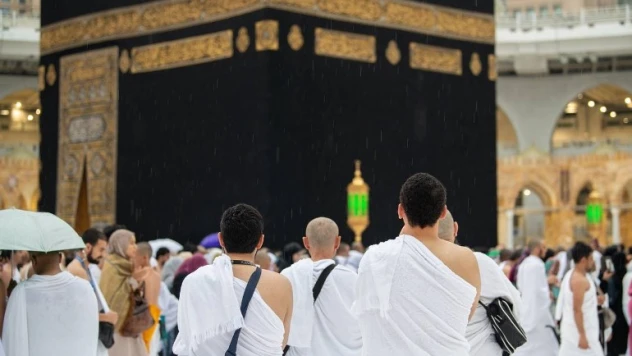 Müslümanlar, şiddetli yağışa aldırmadan Kabe'yi dualarla tavaf etti