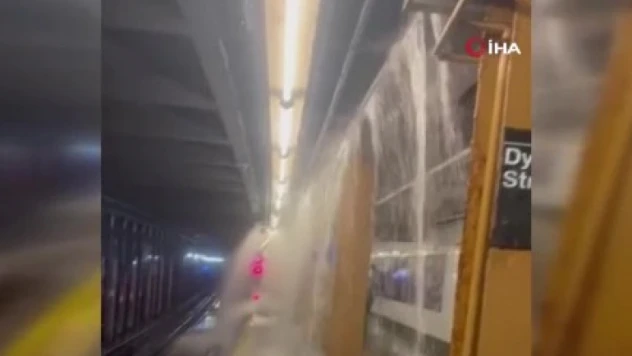 New York'ta metro istasyonlarını yine su bastı