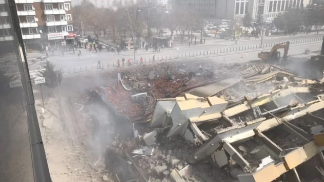 Niğde'de depremlerden hasar gören 37 yıllık bina yakıldı