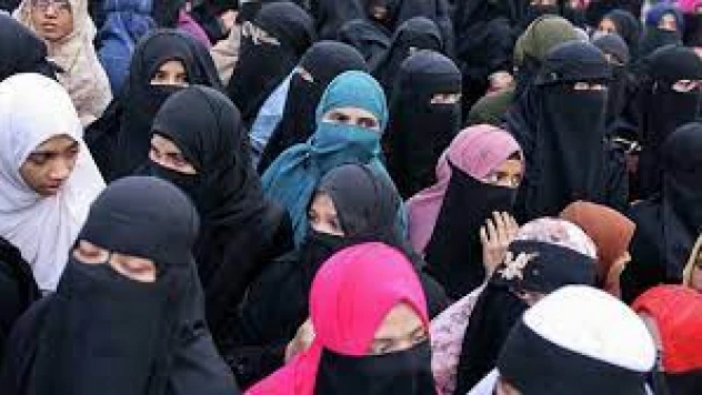 Nüfusun yüzde 12'sinin Müslüman olduğu Yüksek Mahkeme başörtüsü yasağına onaydı.