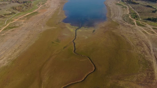 Ömerli Barajında su metrelerce çekildi
