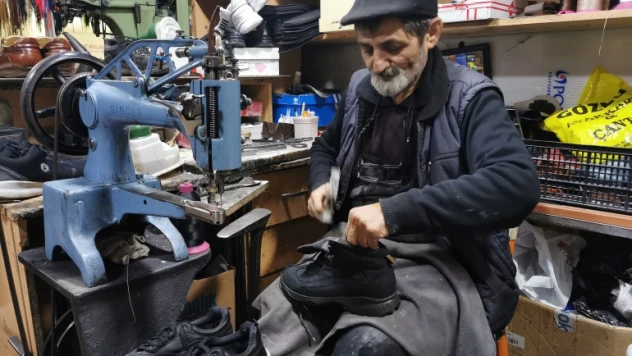 Örs ve çekiçle başladığı baba mesleğini teknolojik cihazlarla devam ettiriyor