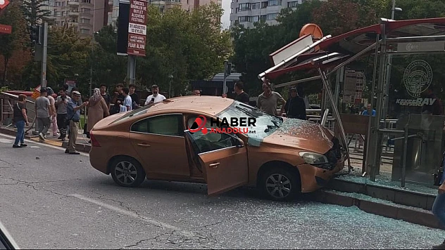 Otomobil tramvay durağına girdi: 1 yaralı