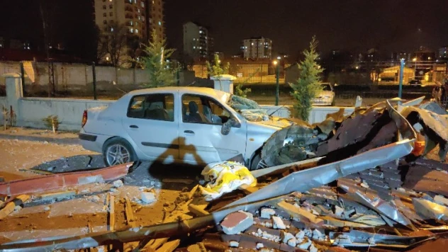 Otomobilini kurtardı, kendini kurtaramadı