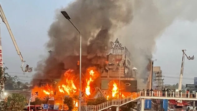 Pakistan'da AVM'de yangın