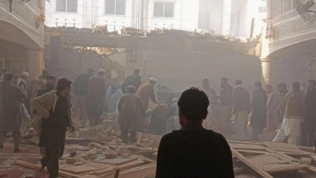 Pakistan'da camide intihar saldırısı: 1 ölü