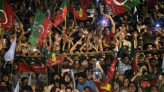 Pakistan'da eski Başbakan Khan'ın destekçileri sokağa döküldü