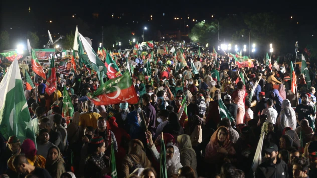 Pakistan'da eski Başbakan Khan'ın serbest bırakılması protesto edildi