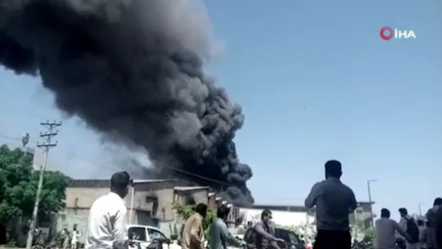 Pakistan'da fabrikada yangın