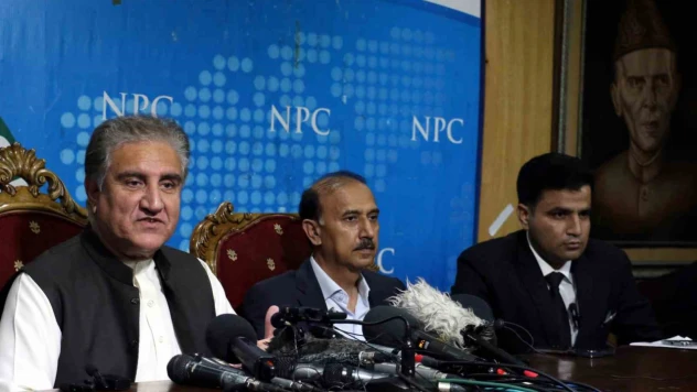 Pakistan'da muhalif siyasetçi Qureshi gözaltına alındı