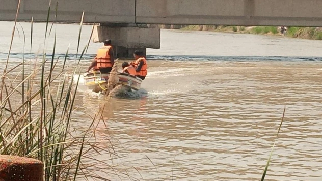 Pakistan'da traktör römorku su kanalına uçtu: 6 ölü