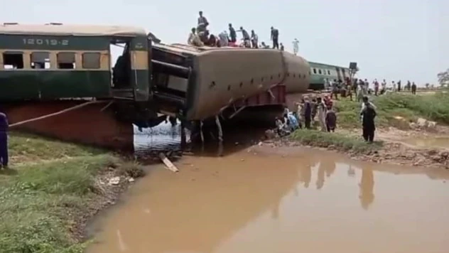 Pakistan'da tren raydan çıktı: 22 ölü