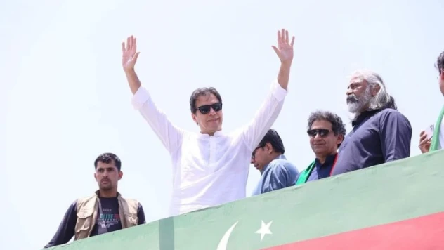 Pakistan sokakları karıştı