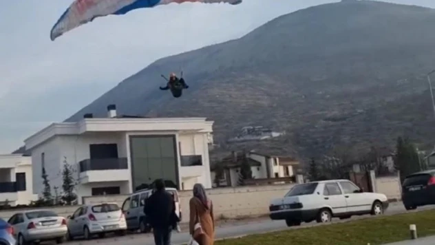 Paraşütçü inişe geçtiği sırada 20 metre yükseklikten böyle düştü