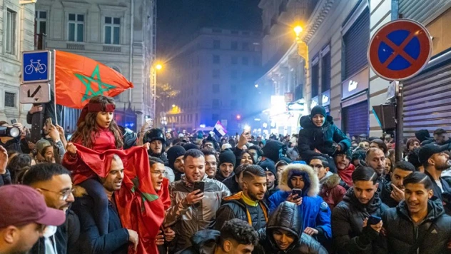 Paris'te Fas'ın galibiyetini kutlayan taraftarlara polisten müdahale