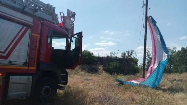 Pisti pas geçti, elektrik direğinde asılı kaldı