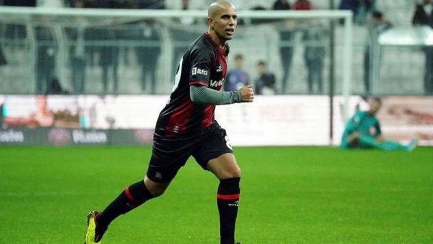Profesyonel Futbol Disiplin Kurulu (PFDK), Fatih Karagümrük'te forma giyen Cezayirli futbolcu Sofiane Feghouli'ye 5 maç men ve 65 bin TL para cezası verildiğini açıkladı.
