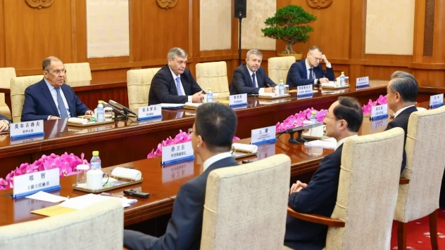 Rus Bakan Lavrov ve Çinli Mevkidaşı Wang Yi Pekin'de görüştü