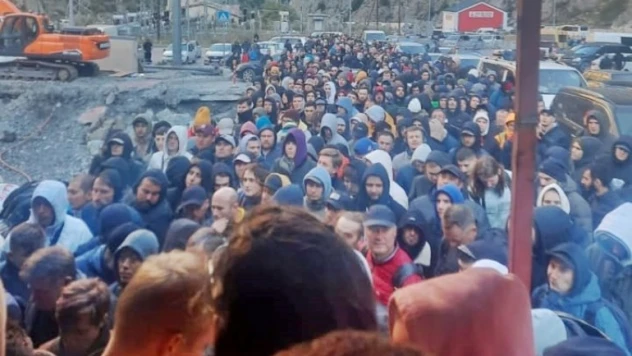 Rusya-Gürcistan sınırında 20 kilometrelik araç kuyruğu