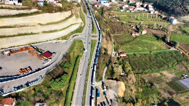 Rusya ile gemi trafiği yavaşladı, tırlar Samsun'da yığıldı