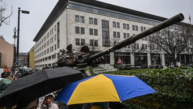 Rusya'nın Berlin Büyükelçiliğinin önüne savaşta hasar gören Rus tankı getirildi