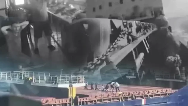 Rusya'nın Karadeniz'deki Türk gemisine gerçekleştirdiği baskının görüntüleri yayınlandı
