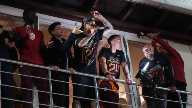 Şampiyon Galatasaray, Florya'da taraftarlarıyla buluştu