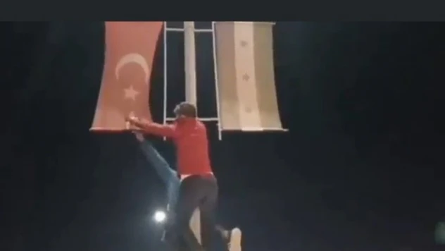 Şanlı bayrağımızı yakma girişiminde bulunan iki kişi  yakalandı.