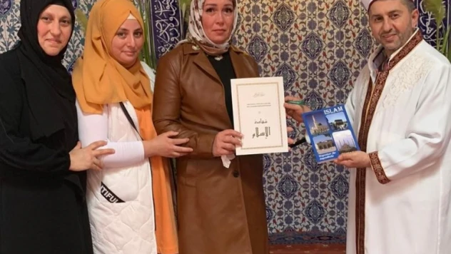Savaştan kaçarak sığındığı Almanya'da müslüman oldu.
