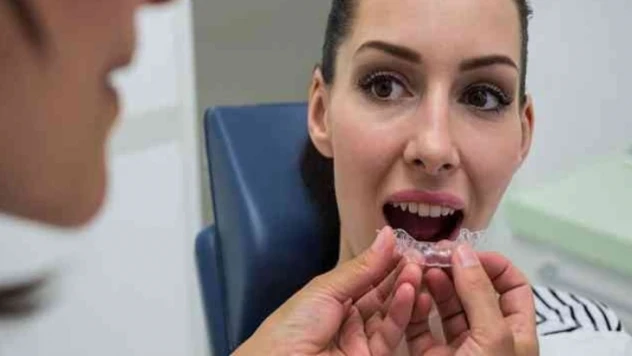 Şeffaf plakla dişler simetrik bir görüntüye kavuşuyor