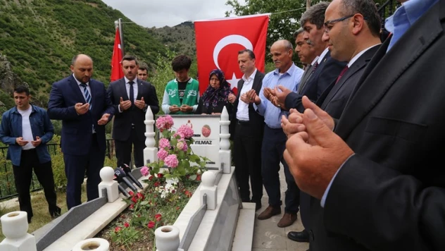 Şehit Öğretmen Necmettin Yılmaz şehadetinin 5. yılında kabri başında anıldı