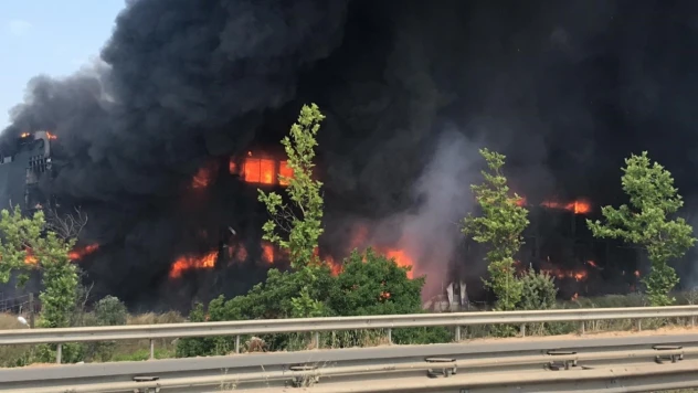 Şekerpınar Çayırova'da fabrika yangını meydana geldi. Bölgeye çok sayıda itfaiye ekibi sevk edildi.