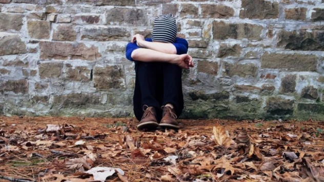 Sevilmeme, yalıtılmışlık, değersizlik, yalnızlık gibi düşünceler acı veren duygulara sürüklüyor