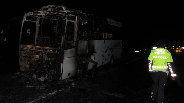 Seyir halindeyken yanan midibüs kullanılamaz hale geldi