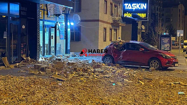 Şiddetli rüzgar binanın duvarını uçurdu