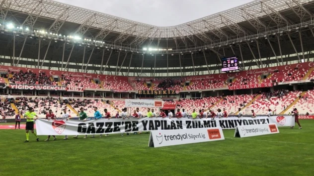 Sivasspor-Kasımpaşa maçı öncesi Filistin'e destek pankartı