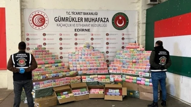 Slovenya'dan ülkeye giriş yapan tırda 9 milyon 200 bin lira kaçak eşya yakalandı